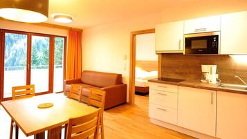 Kühlschrank, Mikrowelle, Herdplatte, Geschirrspüler