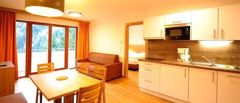 Kühlschrank, Mikrowelle, Herdplatte, Geschirrspüler