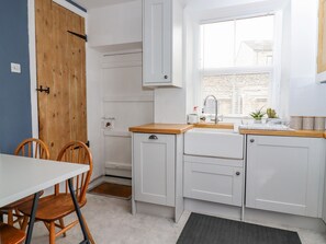 Kjøleskap, oppvaskmaskin, vannkoker og brødrister