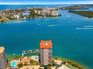 Overlooking the marina, this hotel offers stunning views of the bay and lush surroundings.