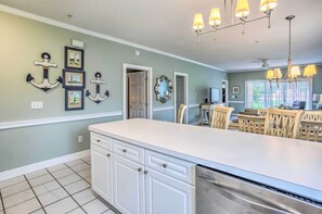 Interior - Tasteful Myrtle Beach Condo with Patio & Pool! (Myrtle Beach)