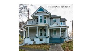 A two-story house with a wrap-around porch and a blue front door. - ❤DT Victorian Apt D❤ 1br~Walk to DT/APSU~Firepit❤ (Clarksville)