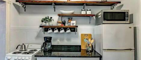 Réfrigérateur, micro-ondes, four, plaque de cuisson