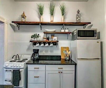 ❤DT Victorian Apt D❤ 1br~Walk to DT/APSU~Firepit❤
