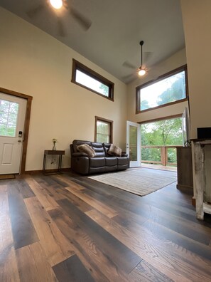 Interior - Creekside Hammock Hangout (Vinton)