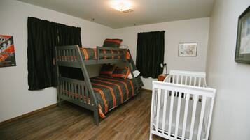 4 makuuhuonetta, silitysrauta/-lauta, Wi-Fi, vuodevaatteet