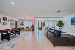 Game room - Modern Tropical 5 bd, 4 bath, heated pool, Mini Golf, tiki hut, outdoor bar (Boynton Beach)