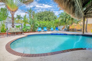 Una piscina al aire libre, una piscina climatizada