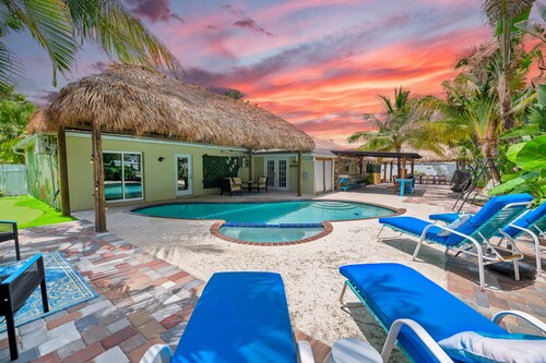 Modern Tropical 5 bd, 4 bath, heated pool, Mini Golf, tiki hut, outdoor bar