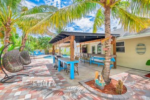 Terrace/patio - Modern Tropical 5 bd, 4 bath, heated pool, Mini Golf, tiki hut, outdoor bar (Boynton Beach)