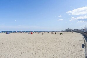 Sulla spiaggia, lettini da mare, teli da spiaggia