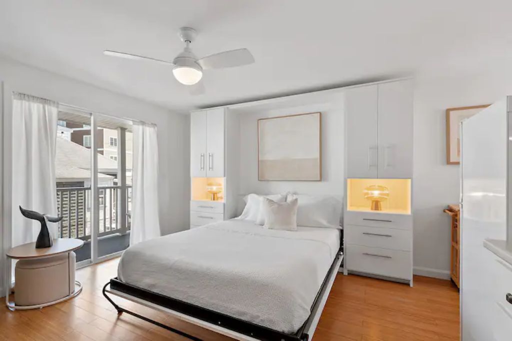 1 makuuhuone, memory foam -patjalliset sängyt, silitysrauta/-lauta