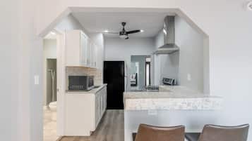 Frigorífico, microondas, horno y placa de cocina