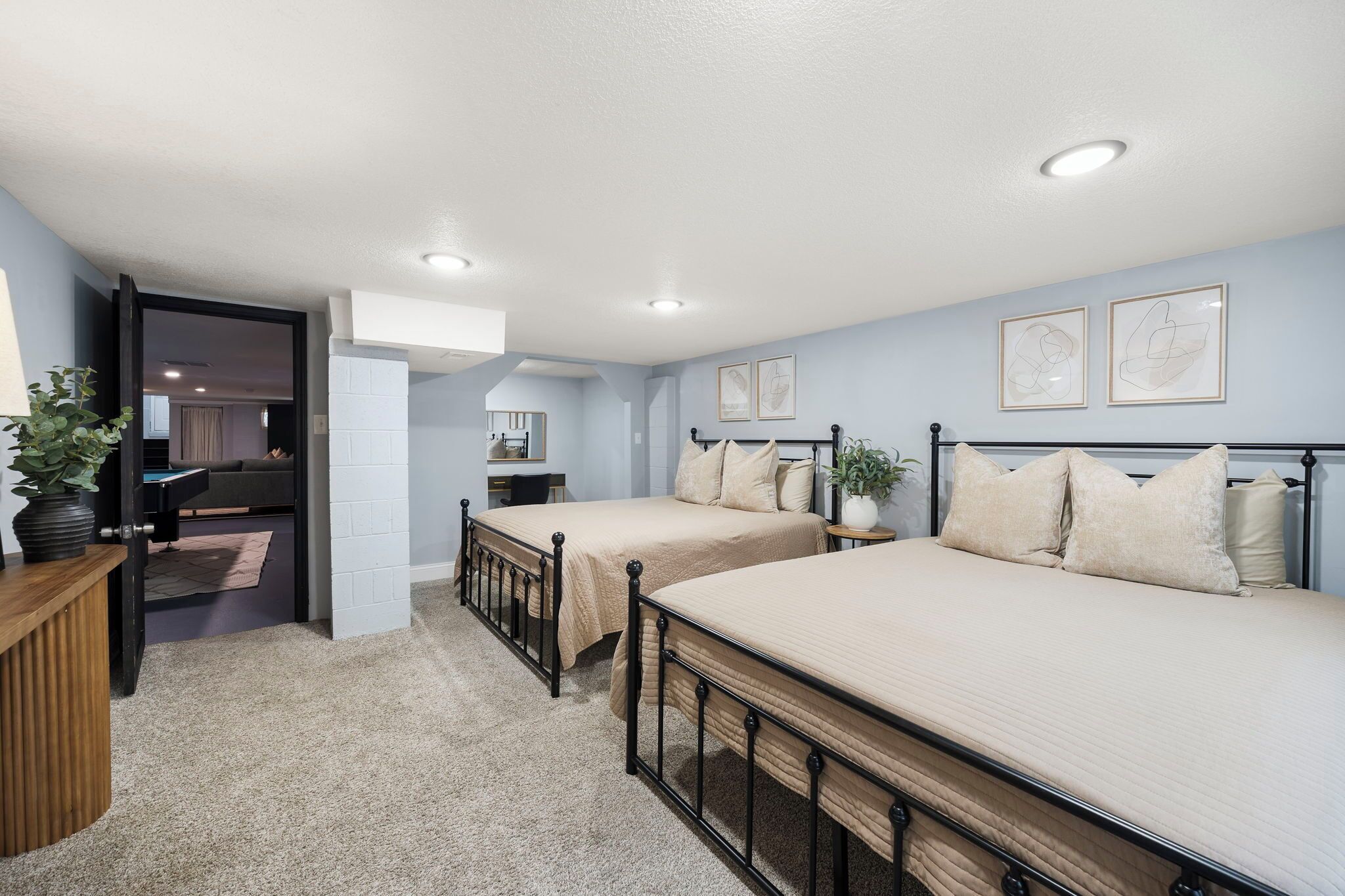 3 habitaciones, tabla de planchar con plancha, wifi y ropa de cama 