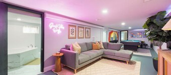 DTWN KCK - 6 beds with Pool Table & Arcade Games - 7 min to PNL!
