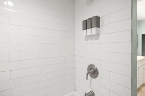 Douche, serviettes fournies, savon, shampoing