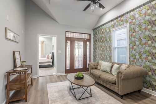 DTWN KCK - 6 beds with Pool Table & Arcade Games - 7 min to PNL!