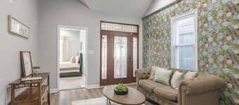 DTWN KCK - 6 beds with Pool Table & Arcade Games - 7 min to PNL!