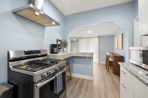 Refrigerador, microondas, horno y parrilla de estufa 