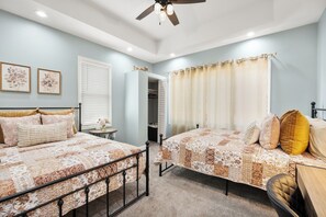 3 bedrooms, iron/ironing board, WiFi, bed sheets - DTWN KCK - 6 beds with Pool Table & Arcade Games - 7 min to PNL! (Kansas City)