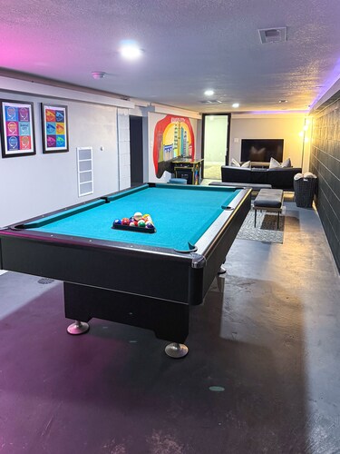 DTWN KCK - 6 beds with Pool Table & Arcade Games - 7 min to PNL!