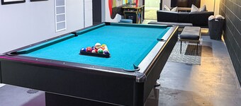 DTWN KCK - 6 beds with Pool Table & Arcade Games - 7 min to PNL!
