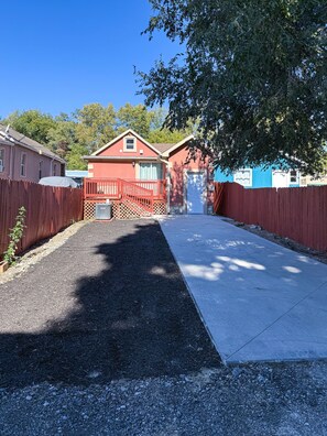 Exterior - DTWN KCK - 6 beds with Pool Table & Arcade Games - 7 min to PNL! (Kansas City)