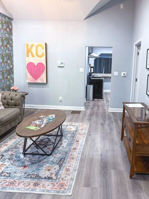 Lobby - DTWN KCK - 6 beds with Pool Table & Arcade Games - 7 min to PNL! (Kansas City)