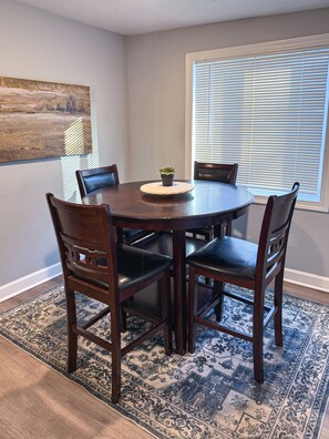 Dining - DTWN KCK - 6 beds with Pool Table & Arcade Games - 7 min to PNL! (Kansas City)