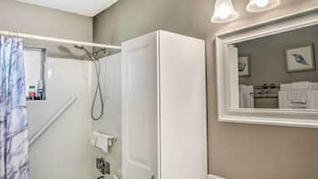 Articles de toilette gratuits, sèche-cheveux, serviettes fournies