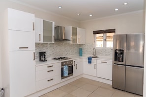 冰箱、微波炉、烤箱、炉灶