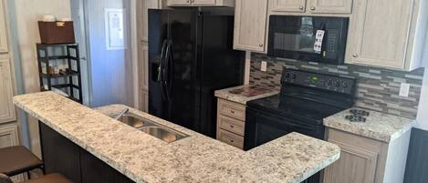 Een koelkast, een microgolfoven, een oven, een kookplaat