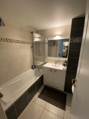 Combined shower/bathtub, hair dryer, shampoo - Standing apartment: sublime sea and mountain views, private parking, 5mn from the beach (Calvi)