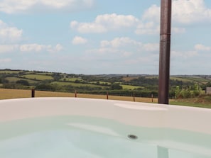 Cottage | Outdoor spa tub