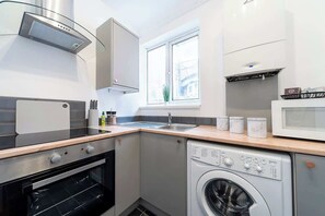 Fridge, microwave, oven, electric kettle - 2 Bedroom Ground floor Comfortable Spacious Home (Kingston upon Hull)