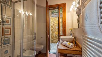 Doccia, asciugacapelli, bidet, asciugamani