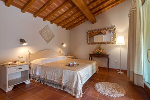 3 bedrooms, in-room safe, desk, free WiFi