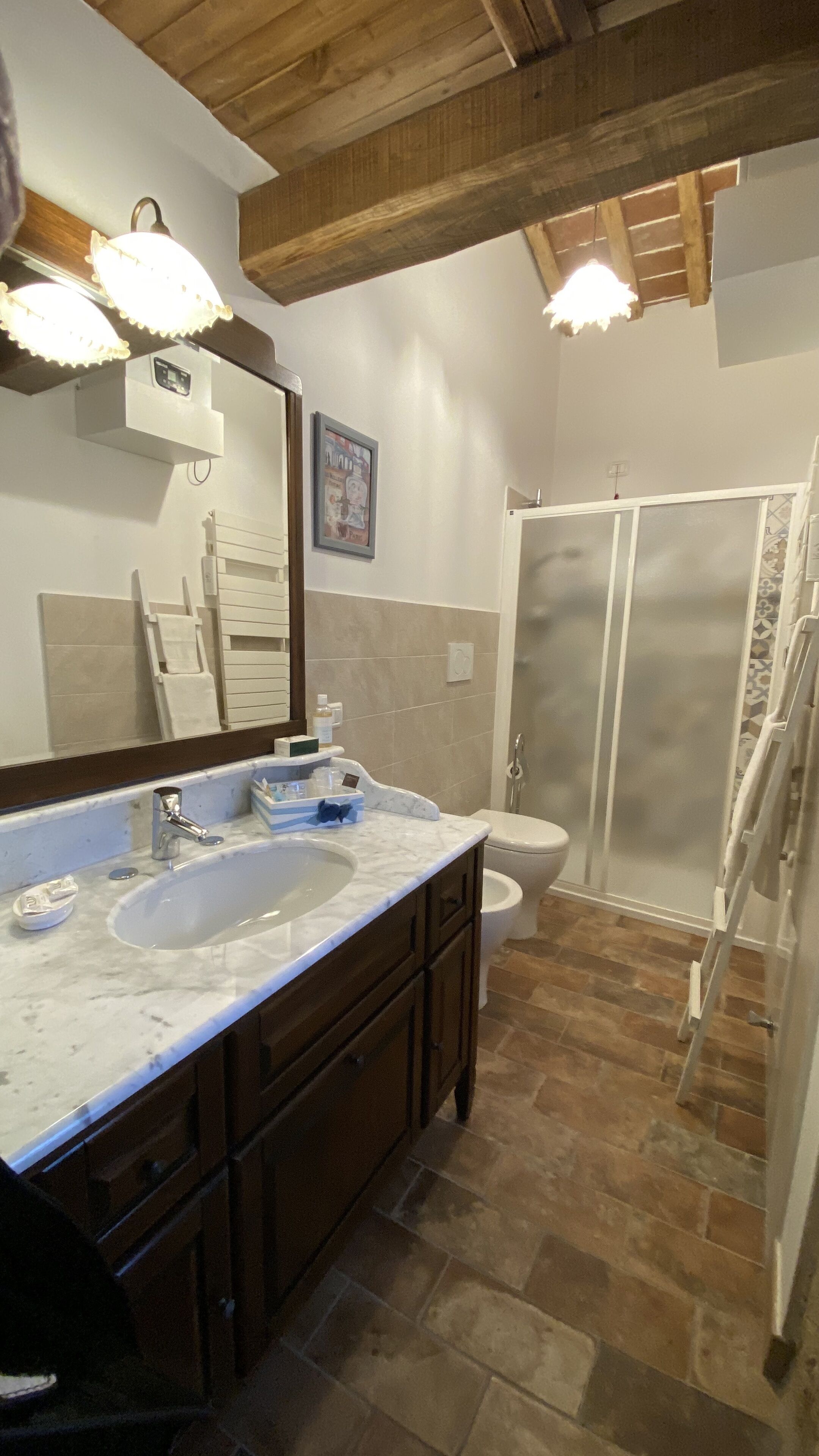 Dusche, Haartrockner, Bidet, Handtücher