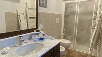 Dusche, Haartrockner, Bidet, Handtücher