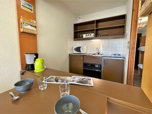 Fridge, microwave, oven, coffee/tea maker