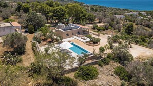 A large house with a swimming pool, surrounded by trees and a view of the sea. - Villa Lodrea by Perle di Puglia (Torre Vado)