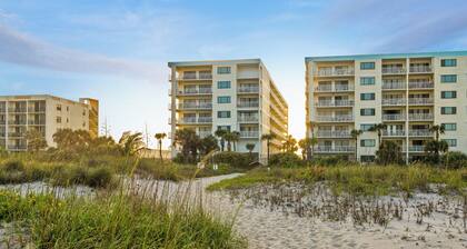 Comfortable, Coastal, Beachy Condo with Balcony, Pool, Tennis Court & Family Fun!