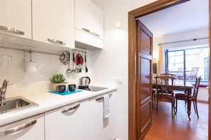 Micro-ondes, plaque de cuisson, cafetiĂšre/bouilloire, grille-pain