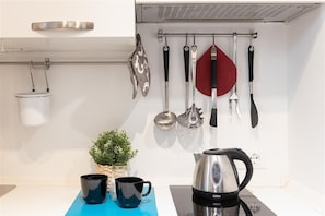 Micro-ondes, plaque de cuisson, cafetiĂšre/bouilloire, grille-pain