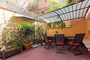 Outdoor dining - Ciambella Art Home Apartment (Rome)