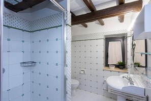 Shower, hair dryer, bidet, towels - Ciambella Art Home Apartment (Rome)
