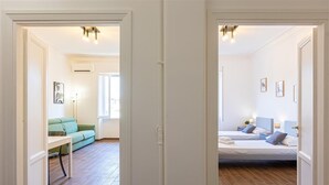 Ein Hotelzimmer mit einem Bett, einem Nachttisch und einem Fenster.