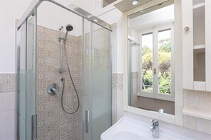 Shower, bidet, towels