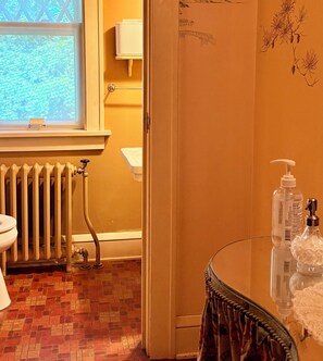 Combined shower/bathtub, eco-friendly toiletries, hair dryer, towels