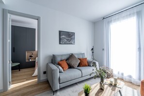 Apartament, 2 dormitoris | Sala d'estar | Televisor LED de 43 polzades amb canals per cable i televisor 